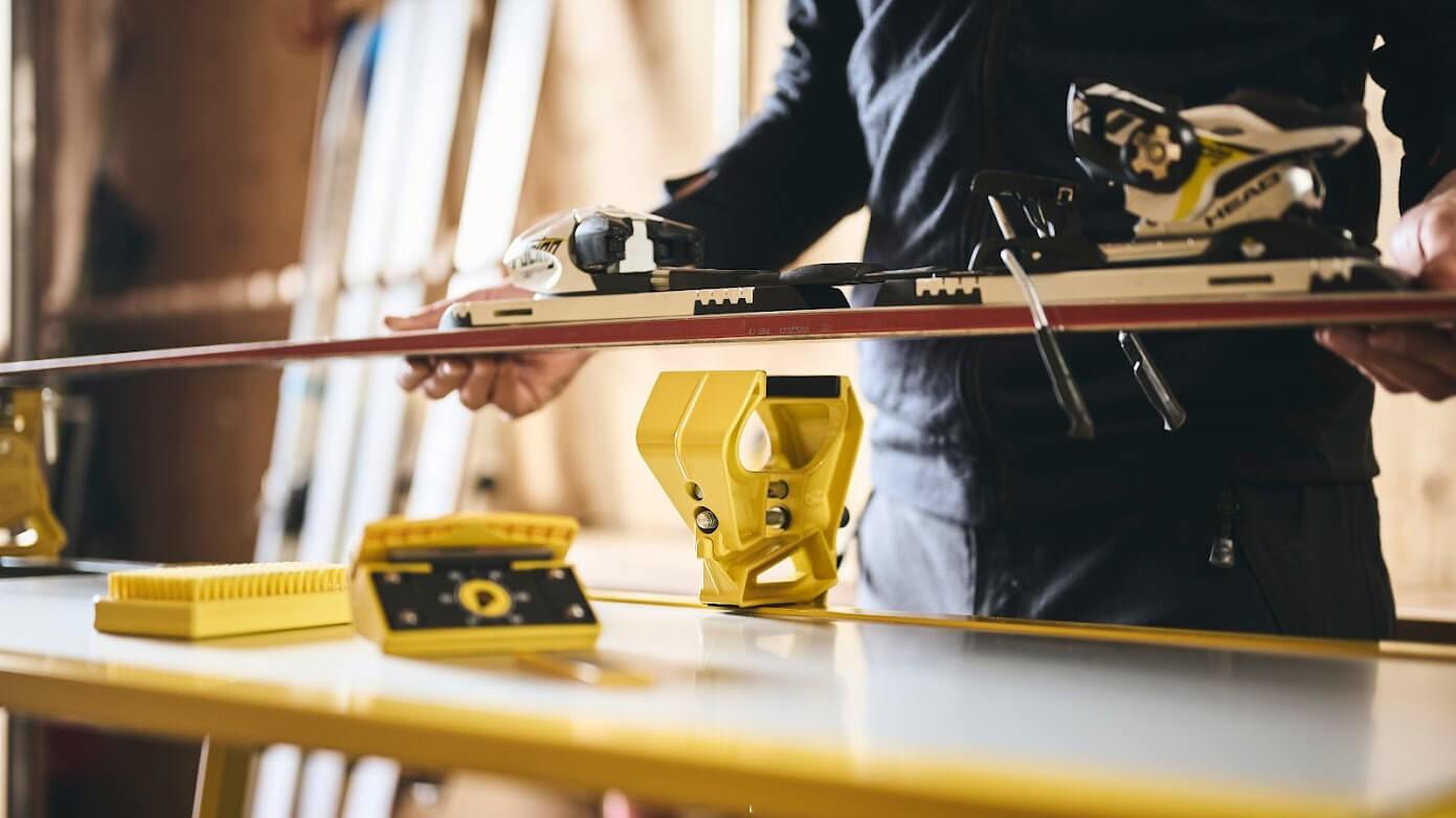 Dlaczego imadło jest niezbędne w serwisie snowboardu? Rodzaje imadeł, stół serwisowy i porządek po pracy